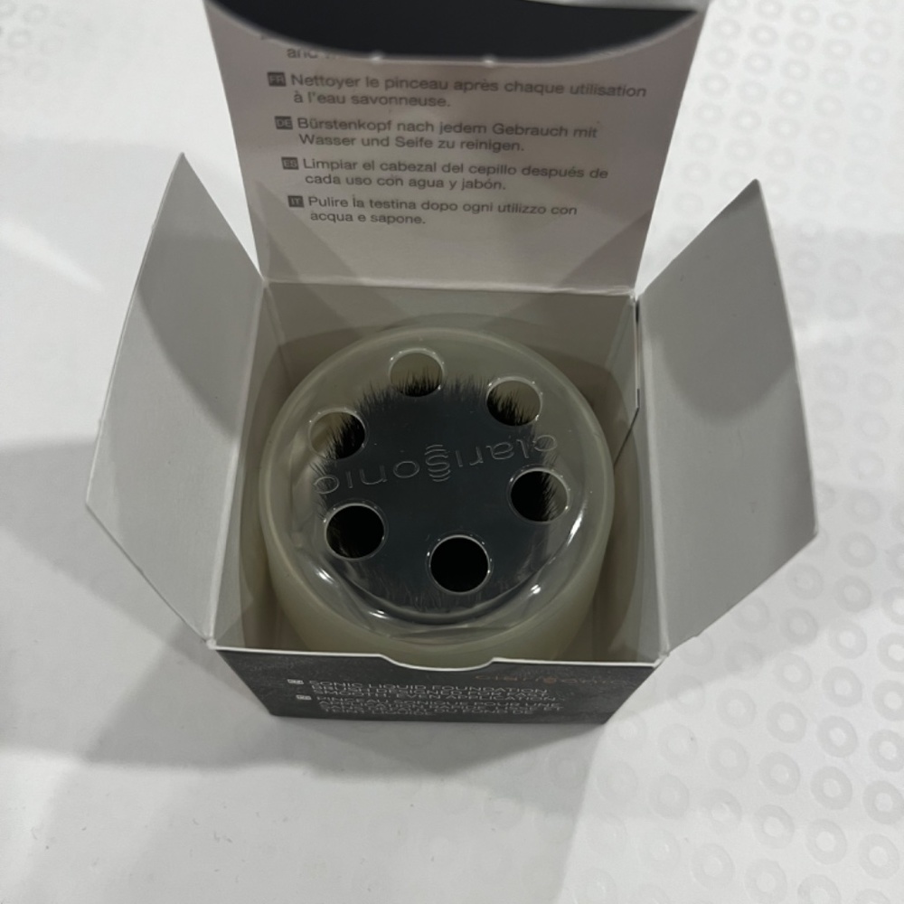 Clarisonic foundation brush - Picture 3 of 3